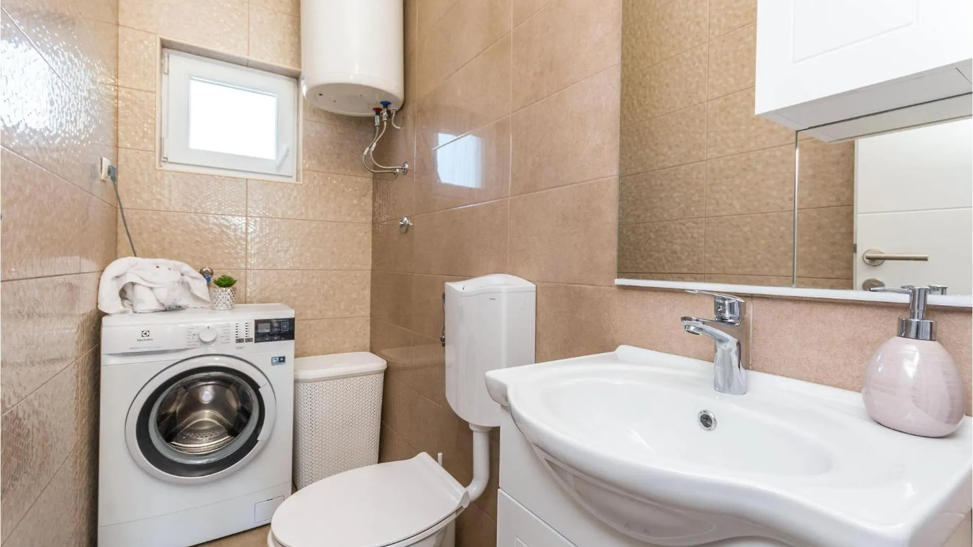 Tinj Gorgeous Home In Polaca With Outdoor Swimming Pool 0*,  קרואטיה