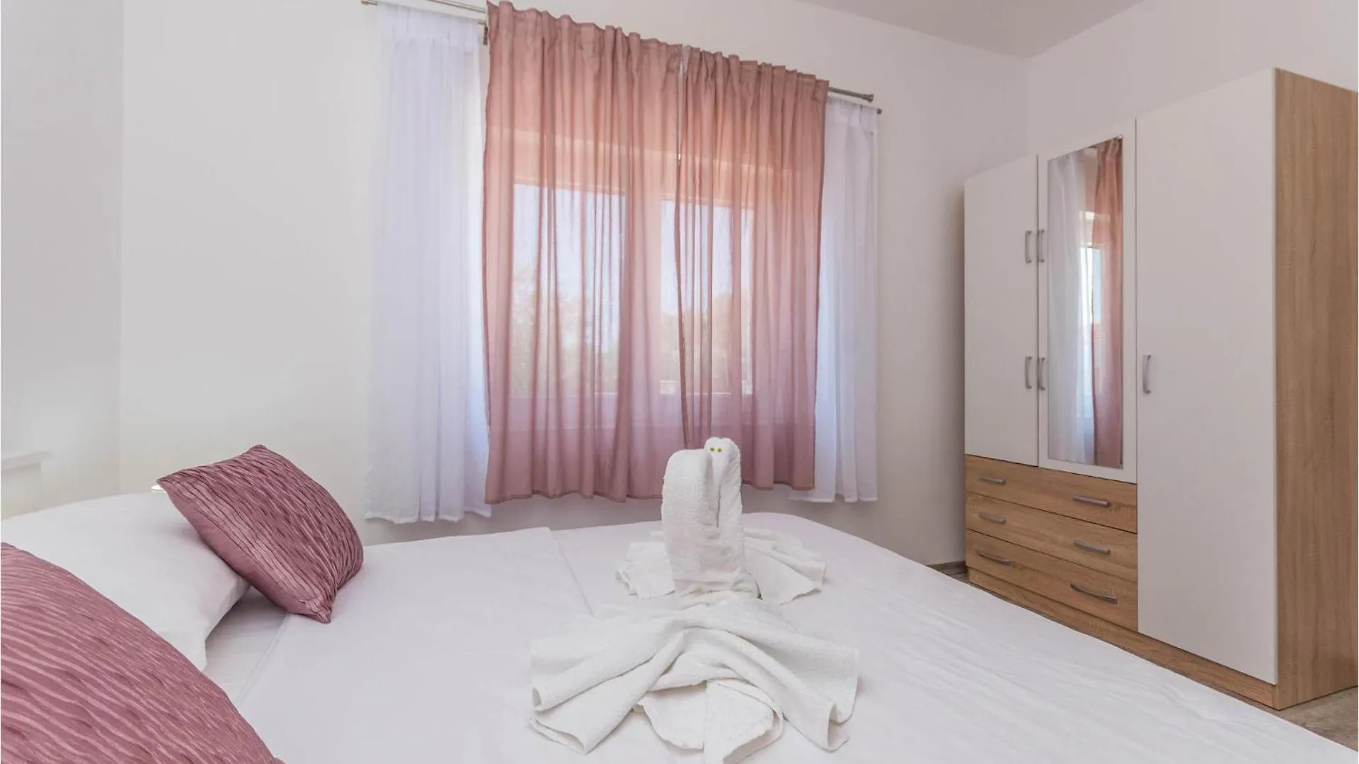 Tinj Gorgeous Home In Polaca With Outdoor Swimming Pool 0*,  קרואטיה