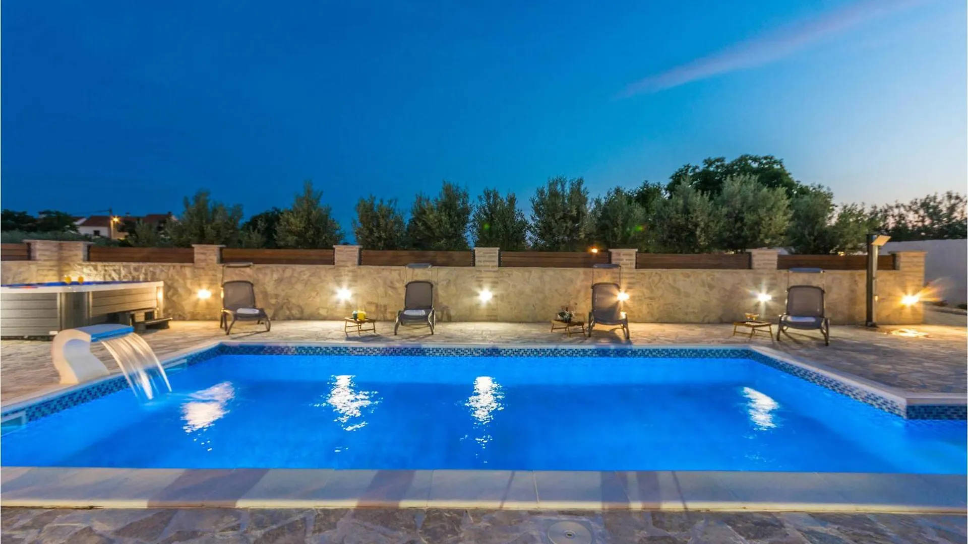 Tinj Gorgeous Home In Polaca With Outdoor Swimming Pool בית נופש