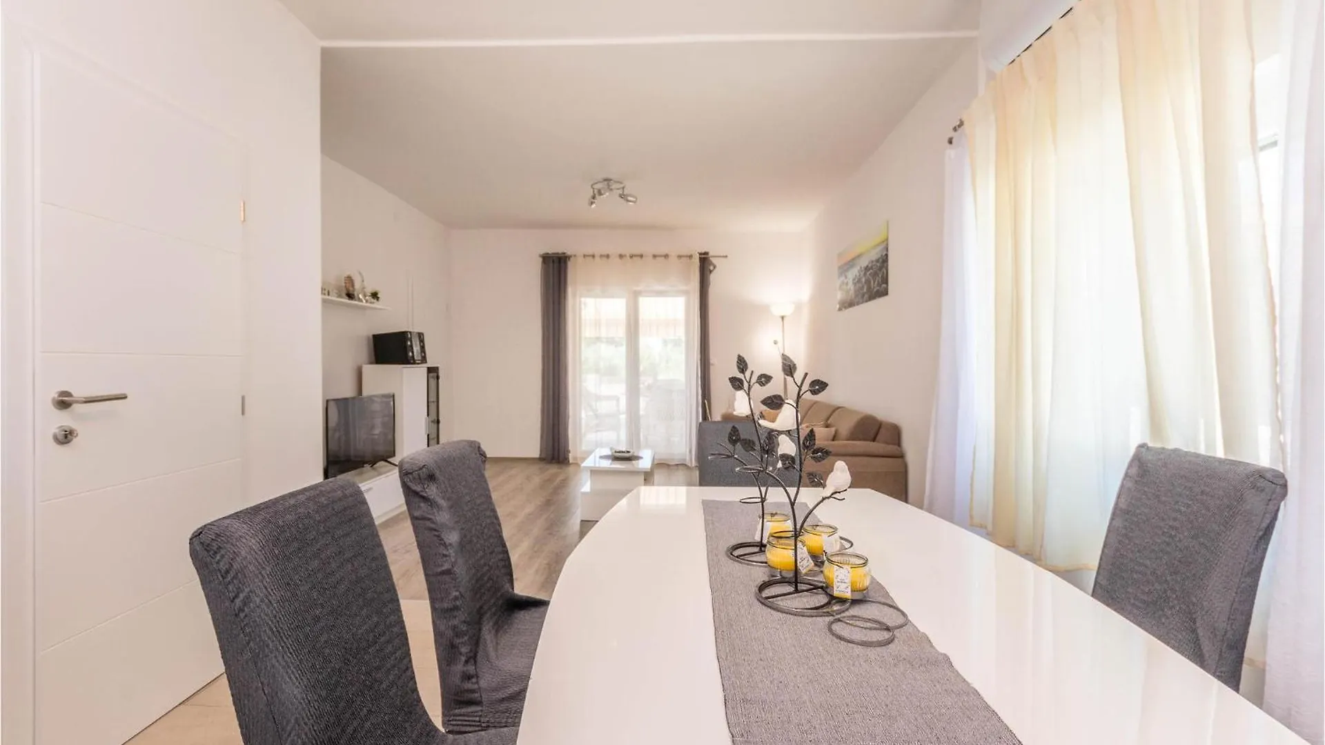 Tinj Gorgeous Home In Polaca With Outdoor Swimming Pool קרואטיה