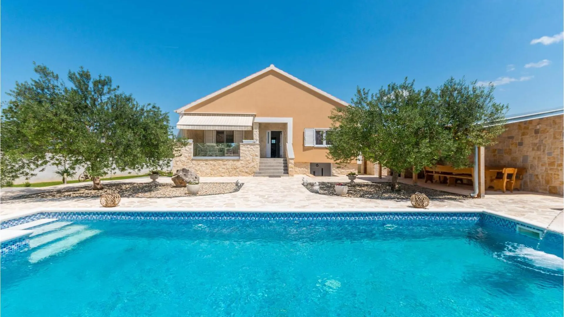 Tinj Gorgeous Home In Polaca With Outdoor Swimming Pool בית נופש